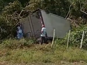 Caminhão bate em carro, perde controle e cai em ribanceira na Ladeira do Catolé