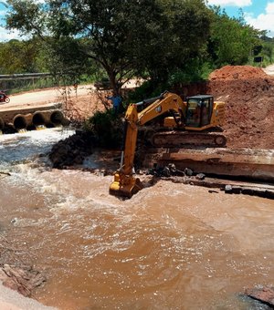 [Vídeo]Equipe inicia os primeiros trabalhos de reconstrução da ponte que liga as cidades de Arapiraca e Feira Grande