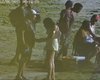 Videomonitoramento flagra trio que vendia drogas perto de bebê na Ponta Verde