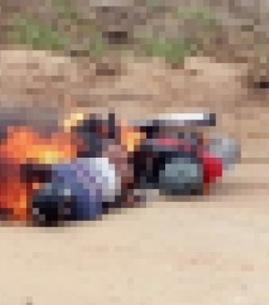 Motociclista morre eletrocutado e corpo pega fogo em cima do veículo
