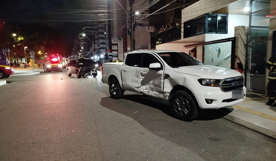 [Vídeo] Carro capota após batida na Ponta Verde e deixa três feridos