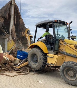 Barraca irregular é demolida na Praia de Pajuçara