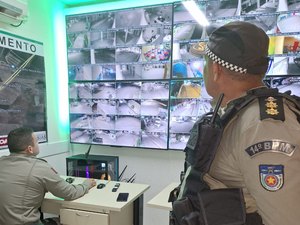 Comandante do 14º Batalhão visita sala de videomonitoramento do Cisp de Messias