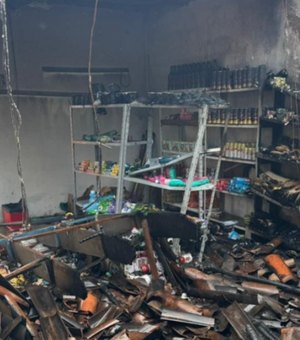 Alimentos perdidos e telhado destruído: veja imagens do estrago após incêndio em mercadinho de Arapiraca