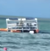 Mau tempo e acúmulo de água causaram afundamento parcial de catamarã na Ponta Verde