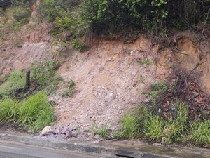 Moradores temem deslizamento de barreira na região do Barro Duro