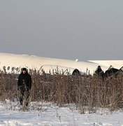 Avião com 100 pessoas cai próximo de aeroporto no Cazaquistão