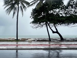Previsão de chuvas em AL: tempo instável já provoca pontos de alagamento em Maceió