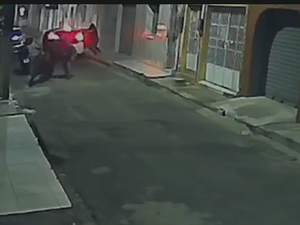 Imagens mostram atiradores descendo de carro e atirando contra grupo no Jaraguá, em Maceió