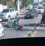 [Vídeo] Corpo de Bombeiros socorre vítima de acidente entre carro e moto na Serraria