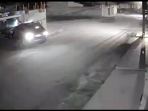 Câmeras de segurança flagram carro invadindo residência no bairro São Luiz