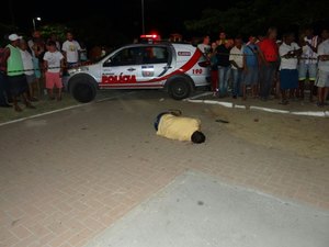 Violência: jovem é morto a tiros na Feirinha da Pajuçara, em Maceió