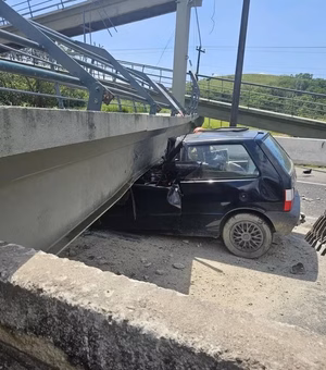 Caminhão derruba passarela, e motorista de carro morre esmagado na BR-116