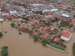 Rachadura em nova barragem mantém moradores em escolas na BA