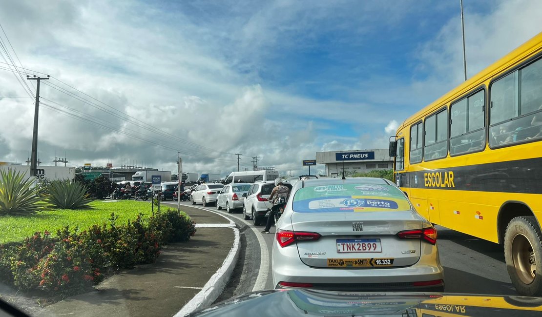 [Vídeo] Trânsito na rotatória do BPRv vira desafio diário para motoristas em Arapiraca
