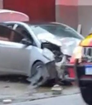 [Vídeo] Criança fica ferida após carro colidir com poste na Avenida Leste-Oeste