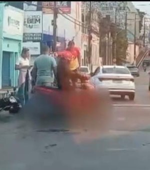 Colisão entre carro e motocicleta deixa mulher ferida no Centro de Maceió