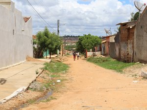 Suspeitos invadem residência e tentam matar proprietário com chave de fenda