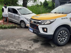 Mulher tem veículo roubado na porta de casa e carro é encontrado abandonado e deteriorado em Maceió