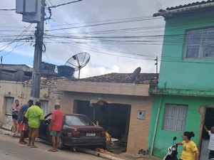 Carro colide contra residência e condutor fica ferido no município de Porto Calvo