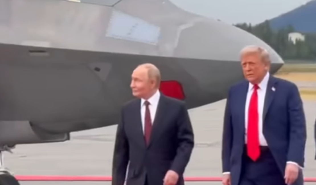 Avião B-2, modelo usado em ataque no Irã, passa perto de Putin e Trump durante encontro
