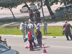 Idoso morre atropelado por moto ao tentar atravessar Av. Durval de Góes Monteiro
