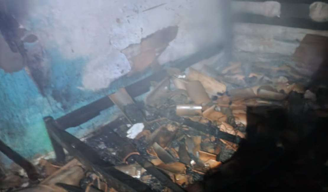 Incêndio de grandes proporções atinge imóvel em São José da Laje