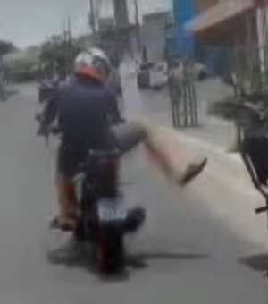 Homem ameaça agente de fiscalização de trânsito após ser flagrado pilotando moto com chinelos em Maceió