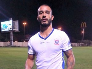 Atacante brasileiro se destaca com seis gols em oito jogos