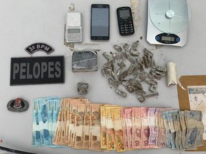 Mulher é presa com maconha e balanças de precisão em Lagoa da Canoa