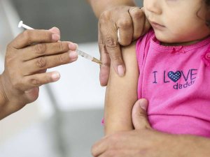 Receio para imunizar crianças contra Covid é equívoco,  diz pediatra