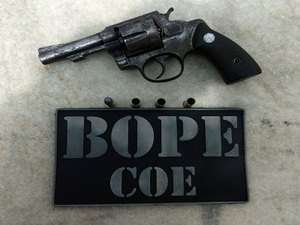 Militares prendem jovem acusado de esconder revólver dentro de colchão 