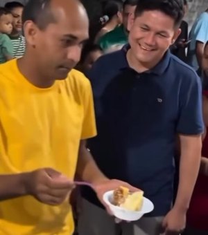 No interior do Piauí, secretário de habitação toma colher de padre para servir prefeito