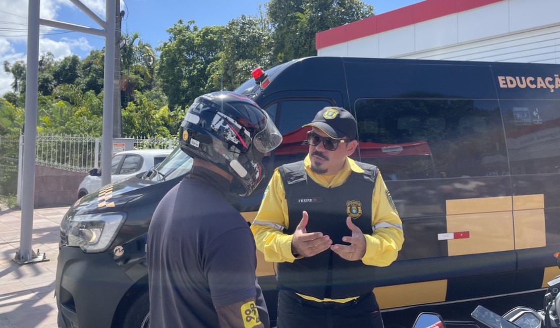 Ação educativa orienta motociclistas sobre segurança no trânsito em Maceió