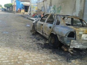 Incêndio destroi carro no bairro Primavera, em Arapiraca