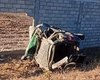 Casal fica ferido após carro sair da pista e capotar em Água Branca