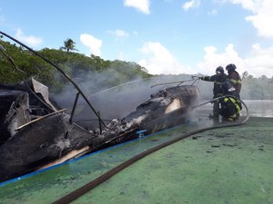 Lancha pega fogo na marina do Condomínio Laguna, em Marechal Deodoro