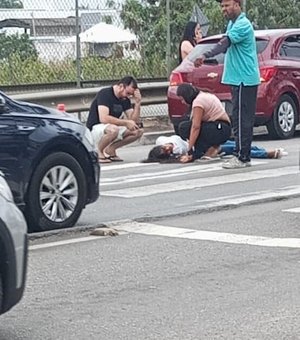 Mulher é atropelada por carro enquanto atravessava a Avenida José Alexandre, em Arapiraca