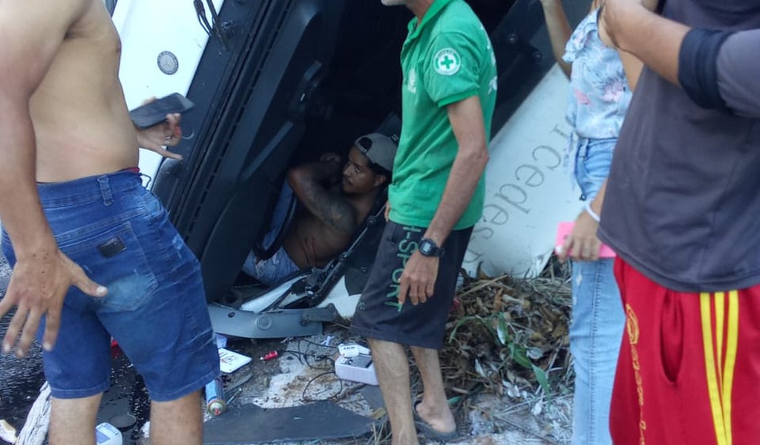 Caminhão tomba em São José da Laje e motorista é socorrido com dores no braço e na costela