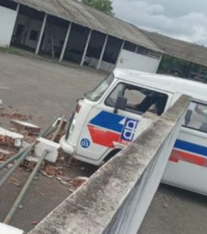 Kombi do DER fica sem freio e derruba muro da sede do órgão, em Arapiraca