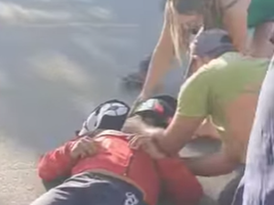 Homem cai de moto e desmaia na Rua Benjamim Freire em Arapiraca