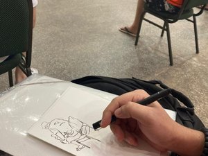 Artista usa tempo de fila da vacina para desenhar outras pessoas