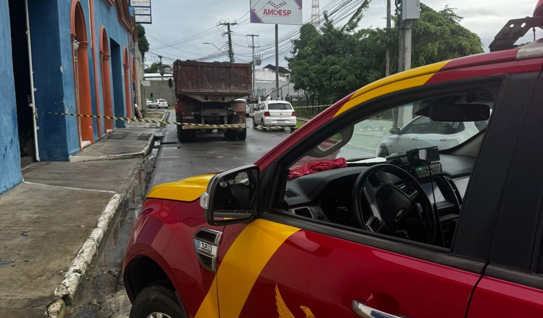 [VÍDEO] Fio de energia cai em caminhão e deixa homem preso