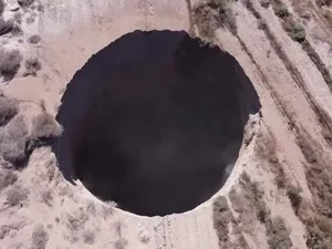 Buraco gigante aparece no Atacama e chama atenção; veja vídeo