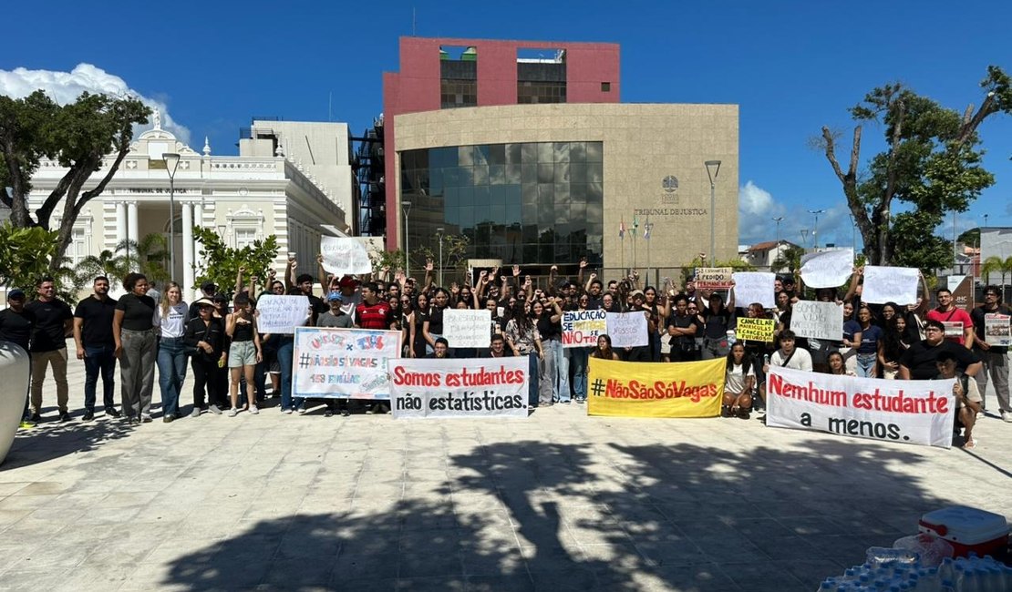 Cibele vai às ruas e defende permanência de 158 alunos da Uncisal