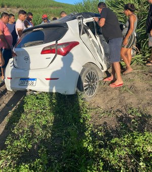 Carro cai em ribanceira e condutor fica preso entre ferragens em São Luís do Quitunde