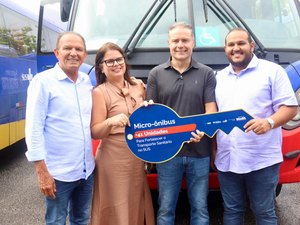 Matriz de Camaragibe recebe novos micro-ônibus para reforçar frota e atendimento da Saúde