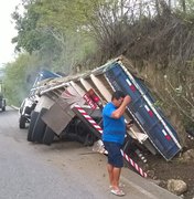 Caminhão tomba na Serra das Expias, em Palmeira dos Índios
