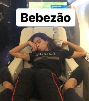 Anitta faz graça em jatinho e marido se derrete: 'Bebezão'