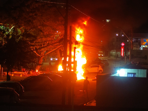 [Vídeo] Food truck pega fogo na Pajuçara e assusta moradores